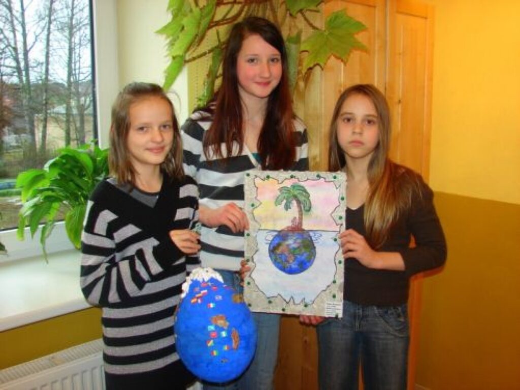 „Mēs esam pret globālo sasilšanu,” ar saviem darbiem teikto apliecina konkursa dalībnieces no Smiltenes Centra vidusskolas. No kreisās: Laura Medne, Baiba Lasmane un Vigija Šingļaka.
Autors: Santa Sinka