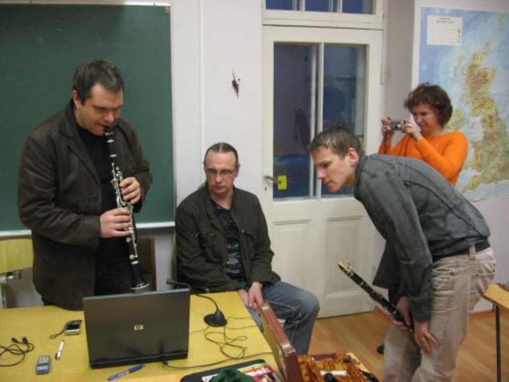 Smiltenes mūzikas skolas pedagogiem Jānim Žagariņam un Jānim Silakalnam ir gana interesanti vērot, kā skolotāja datora uzdevumu pilda igauņu kolēģis.
Autors: No personīgā arhīva