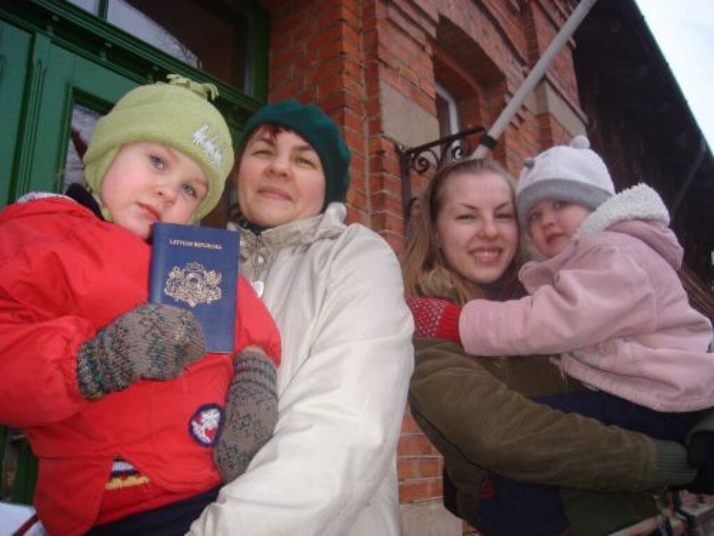 Sandra Meldere ar meitām Undu, Evu un Ullu priecājas, ka pasu dēļ smilteniešiem vairs nebūs jātērē laiks un nauda. 
Autors: Sandra Pētersone