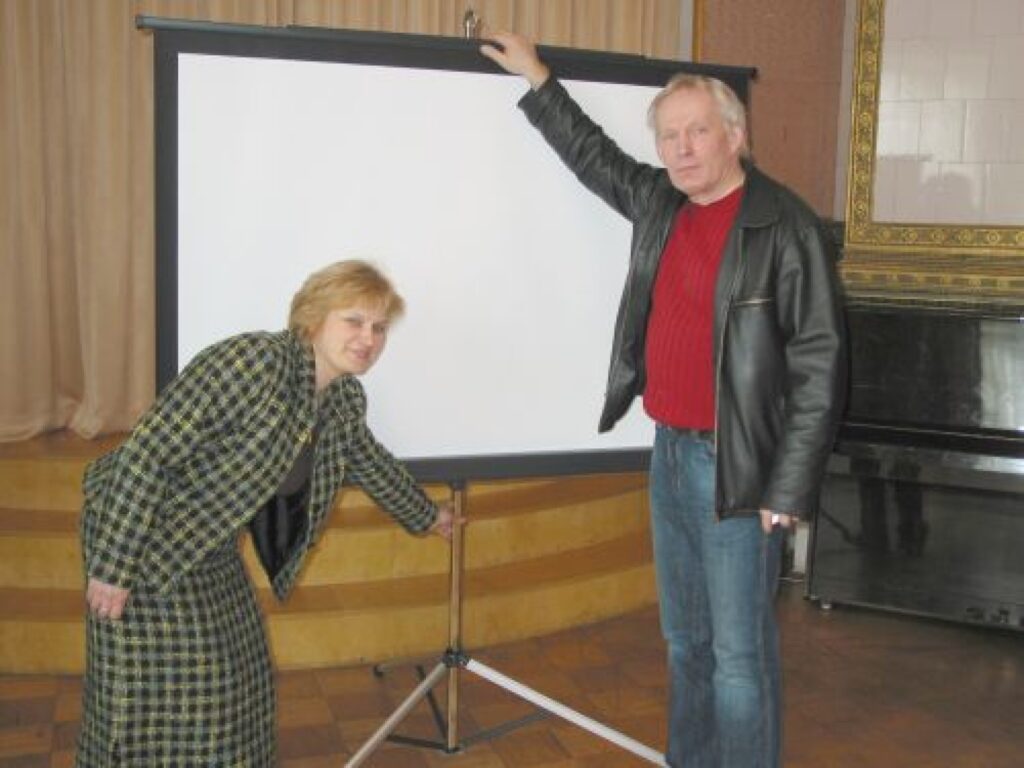 Bibliotēkas vadītāja Ilvija Ķimse un Jērcēnu pagasta padomes priekšsēdētājs Aivars Auniņš uzskata, ka darbs informācijas pieejamības nodrošināšanā turpināsies.
Autors: Aivars Zilbers