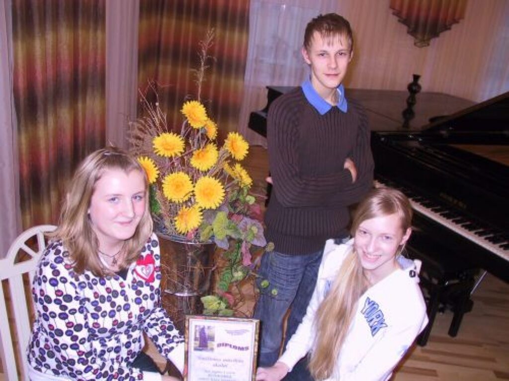 Visvairāk punktu konkursā ieguva Smiltenes mūzikas skolas komanda: Madara Kalniņa (no kreisās), Agnija Ābrama un Edgars Trapans.
Autors: Sandra Pētersone