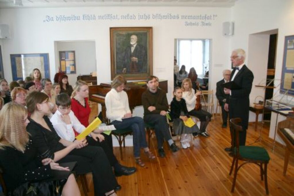 Šogad Valkas novadpētniecības muzejā Senās mūzikas festivāls nenotiks, taču ir īpaša vienošanās, ka Cimzes dienu viesiem muzejā būs iespēja iepazīties ar Cimzem veltīto ekspozīciju.
Autors: Aldis Dubļāns