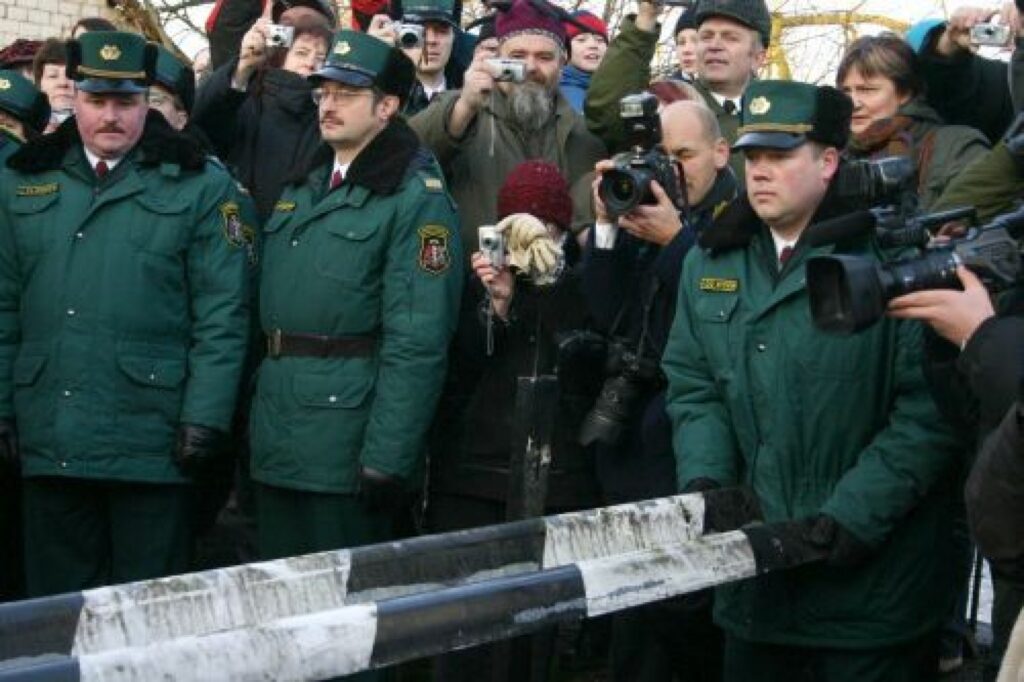 Simbolisks robežas nojaukšanas pasākums 2007. gada decembrī Valkā.
Autors: Aldis Dubļāns