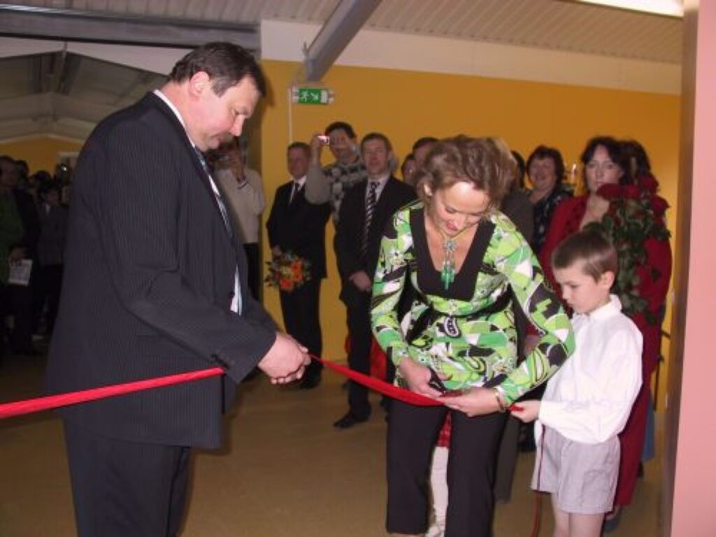  Pārgriežot lentu, Variņu pamatskolas direktore Agita Birkenšteina un Variņu pagasta padomes priekšsēdētājs Uldis Birkenšteins vēlēja jaunajai sporta zālei kalpot daudzām paaudzēm.
Autors: Sandra Pētersone