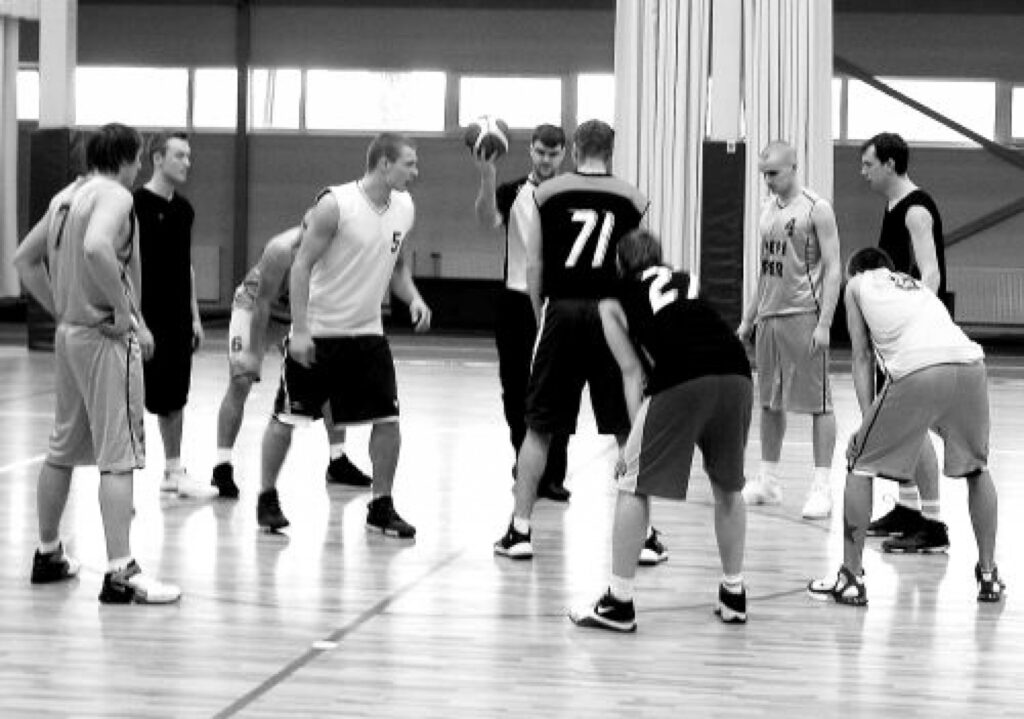 Pēc mirkļa par spēles sākuma iemetiena bumbu cīnīsies Valmieras “Kocēnu” un Valkas “Pepi Rer” spēlētāji. 
Autors: Aldis Dubļāns