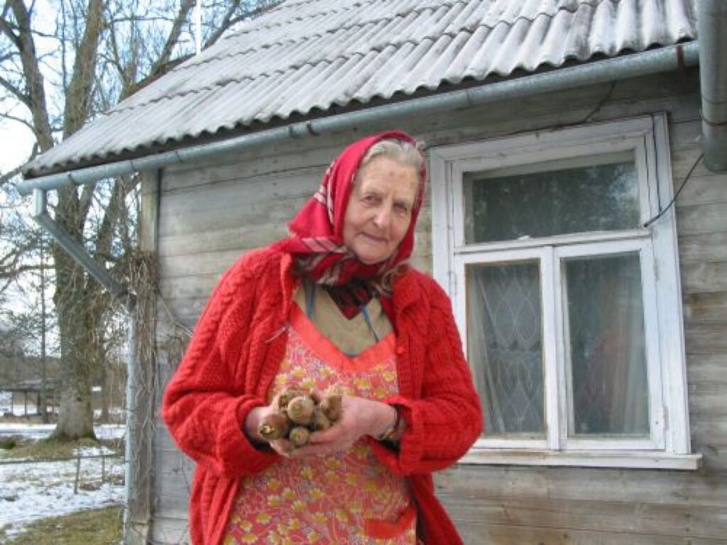 “Puķukalnu” saimniece Astra Matisāne Omuļos uzskata, ka cilvēkam katru dienu jāapēd vismaz viens burkāns. 
Autors: Aldis Dubļāns