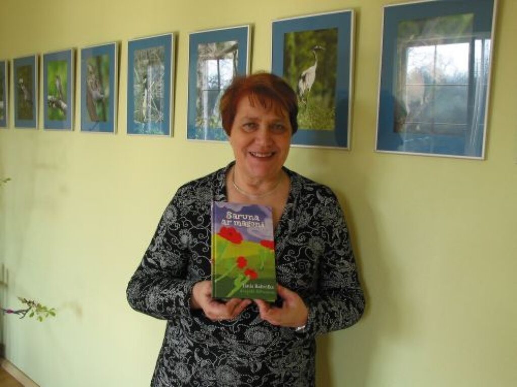 Valkas rajona bērnu un jauniešu interešu centra direktore Silvija Dorša teic, ka grāmatas izdošanas projekts ir viens no patīkamākajiem notikumiem viņas darbošanās pēdējo padsmit gadu laikā. 
Autors: Aldis Dubļāns