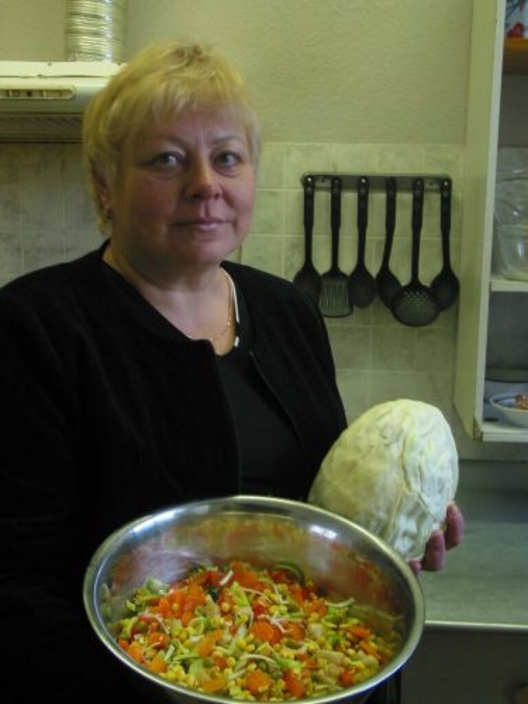 Kulināre Inga Boša labprāt gatavo “Varavīksnes” salātus, kuros galvenais princips – pēc iespējas vairāk krāsas. 
Autors: Aldis Dubļāns