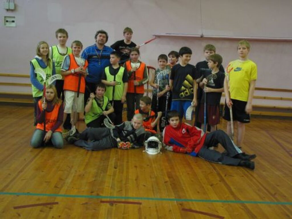 Divas reizes nedēļā Valkas pamatskolā jaunie florbolisti pieredzējuša trenera Daiņa Ābola vadībā apgūst gan tehnisko, gan taktisko meistarību
Autors: Aldis Dubļāns