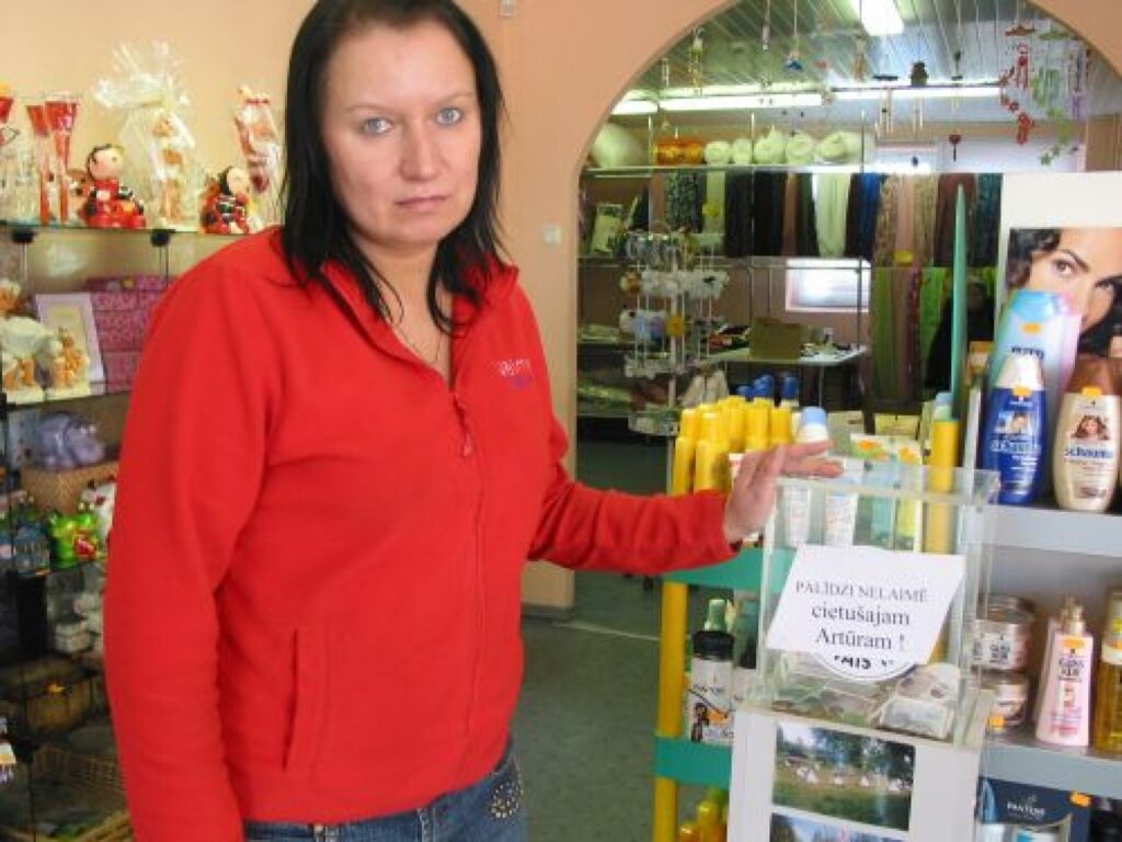 Veikala “Vēlme” pārdevēja Sarmīte atzīst, ka cilvēki atbalsta ziedojumu akciju. 
Autors: Aivars Zilbers