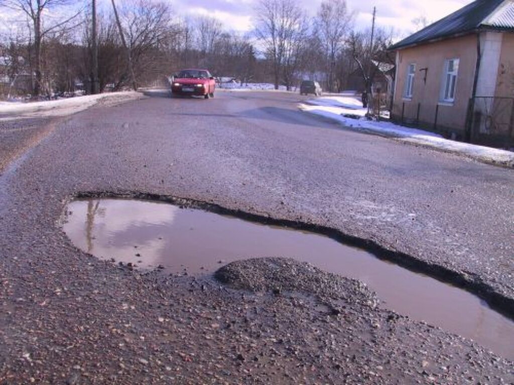Vaļņu un Dzirnavu ielās, kuras kļuvušas par pagaidu tranzītielām, pārvietošanos apgrūtina bedres. Gājēji un braucēji brīdina par bīstamu ceļu satiksmi.
Autors: Sandra Pētersone