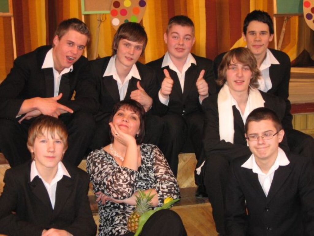 Strenču vidusskolas zēnu vokālā ansambļa vadītāja Inga Čukure un skolēni spriež, ka novada skatei jāgatavojas īpaši cītīgi. 
Autors: NO BJIC ARHĪVA