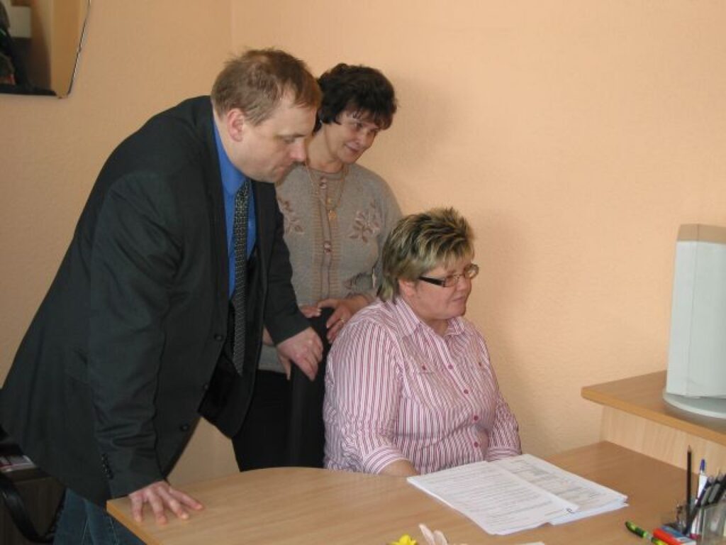 Pārtikas un veterinārā dienesta Valkas pārvaldes vadītājs Jānis Liepiņš kopā ar dienesta speciālistēm analizē programmas ietvaros veikto pasākumu rezultātus. 
Autors: Aivars Zilbers