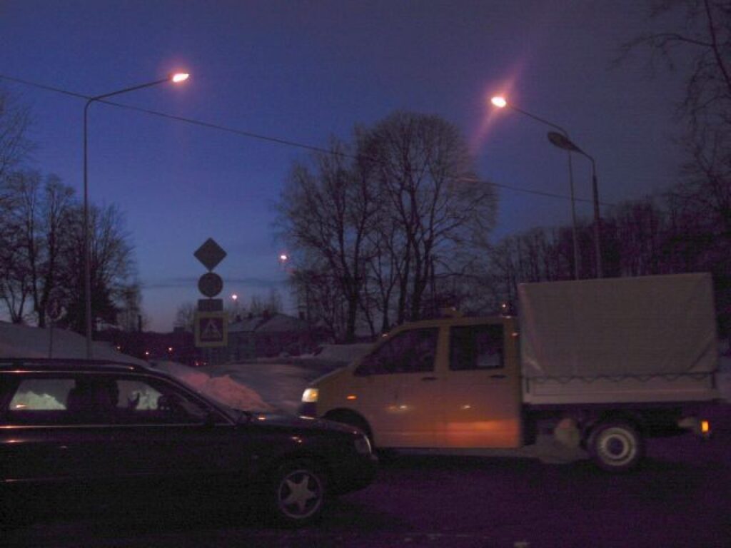 Gājēju pāreja pie Atmodas un Raiņa ielas krustojuma vairs negrimst tumsā. Drošākas satiksmes labad tur uzstādītas četras jaunas spuldzes.
Autors: Sandra Pētersone