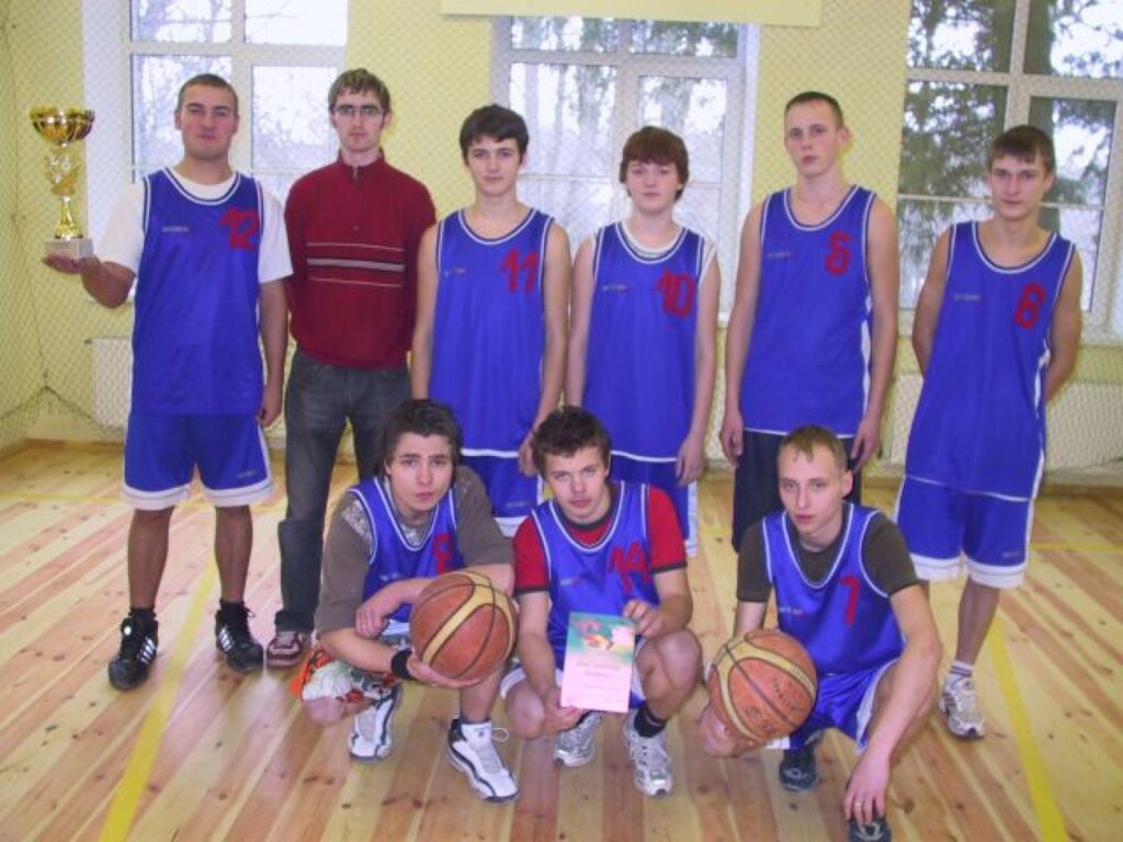 Palsmanes speciālās internātpamatskolas basketbolisti šogad ir valsts čempioni speciālo skolu grupā. Puišus trenē Dzintars Ziediņš (otrajā rindā otrais no kreisās).
Autors: Sandra Pētersone