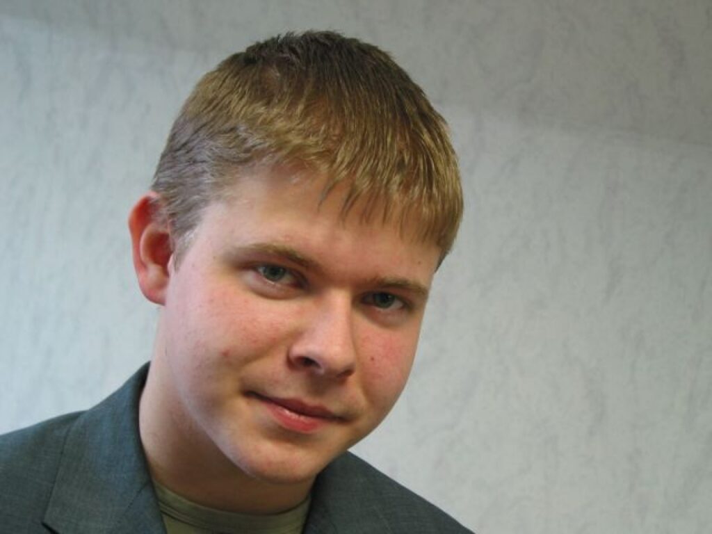 Valkas ģimnāzijas 12. klases skolēns Roberts Fedosejevs pašlaik “piestrādā” par vācu valodas tulku skolasbiedriem.
Autors: Aldis Dubļāns