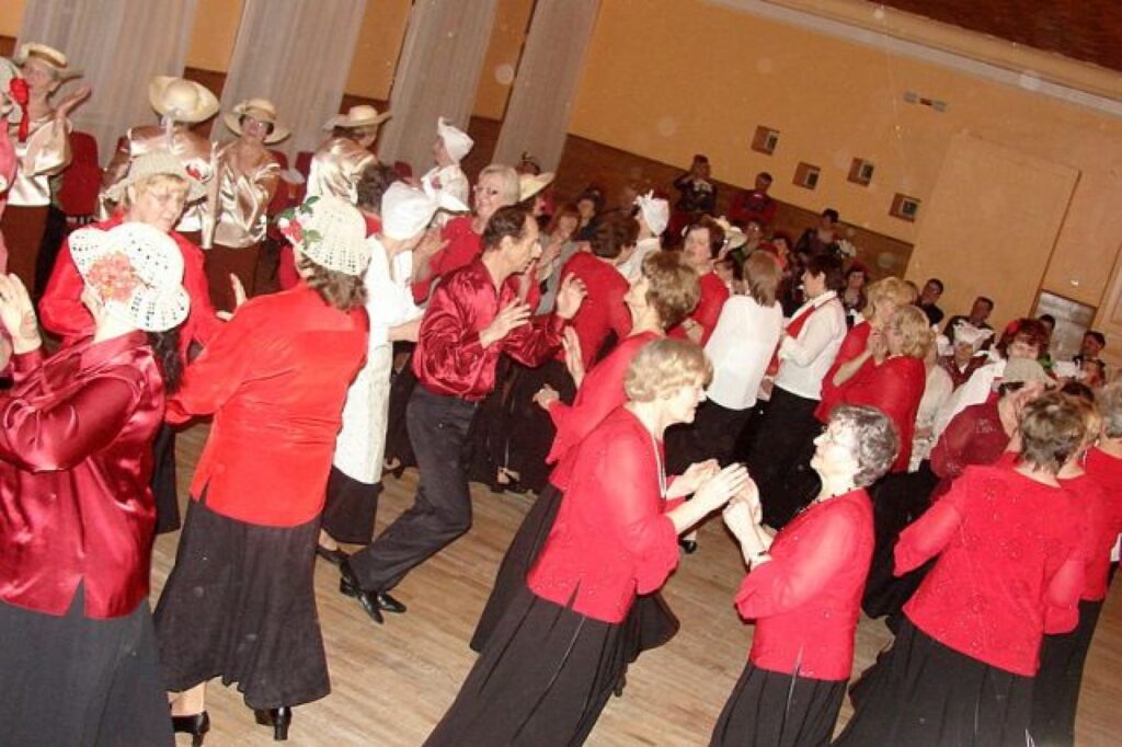 Zaļajā ceturdienā savu trešo dzimšanas dienu atzīmēja Blomes senioru deju kopa “Papardes”, kas pie sevis aicināja kolēģus no visa rajona.
Autors: Santa Sinka