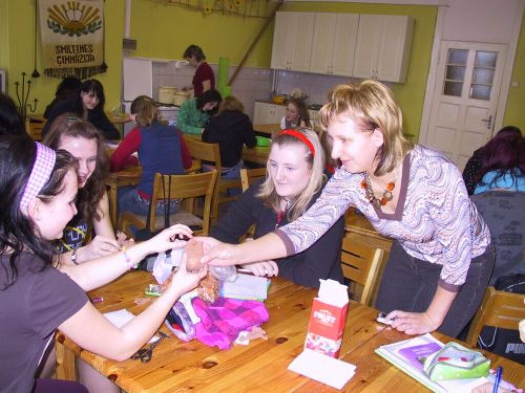 Smiltenes ģimnāzijas direktore Aija Cunska (attēlā) gaidīs atvērto durvju dienā gan pašu ģimnāzijas, gan citu skolu “devītos”
Autors: Sandra Pētersone