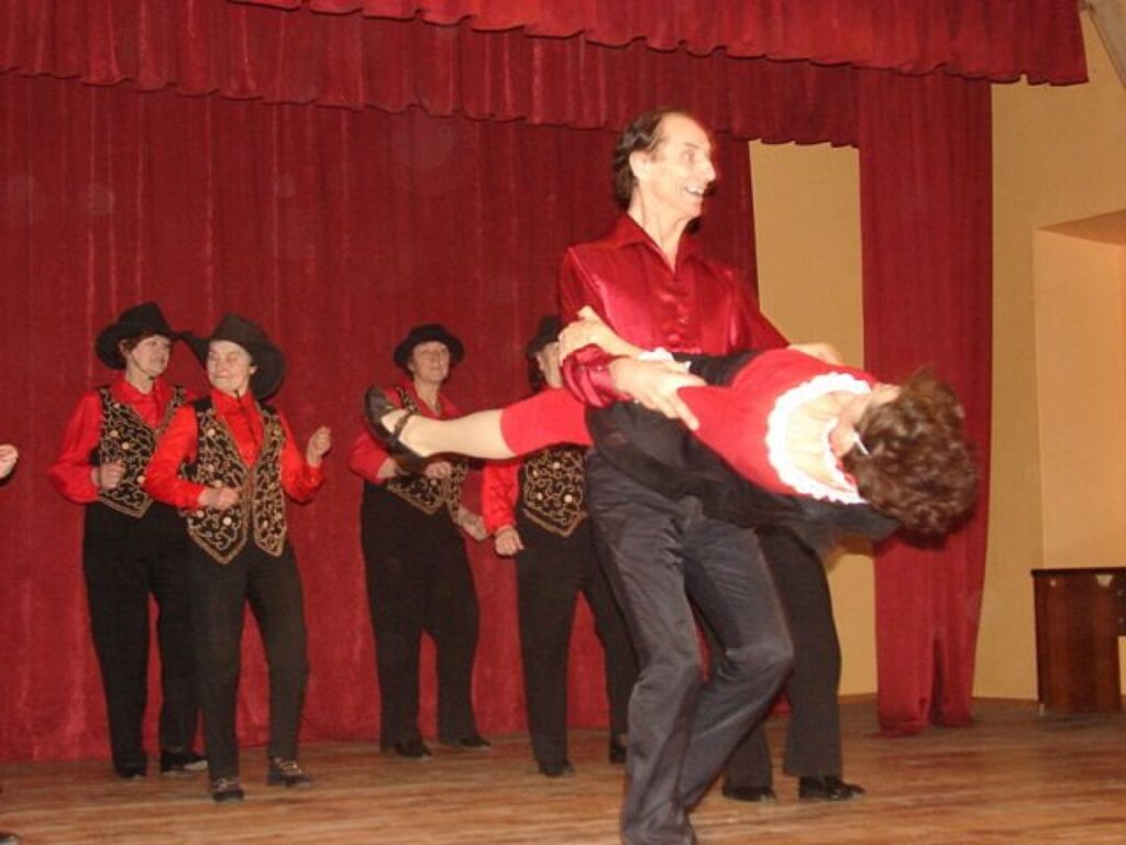 Kā vienmēr atraktīvus priekšnesumus demonstrē Valkas seniori.
Autors: Santa Sinka