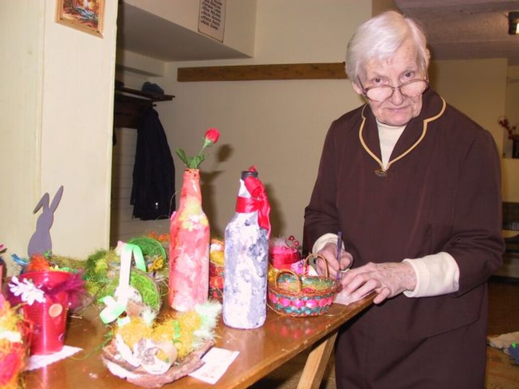 Smiltenes pensionāru klubiņa vadītāja Agate Zariņa priecājas, ka šopavasar izstādei Lieldienu kompozīcijas (attēlā) darinājuši arī skolēni. 
Autors: Sandra Pētersone