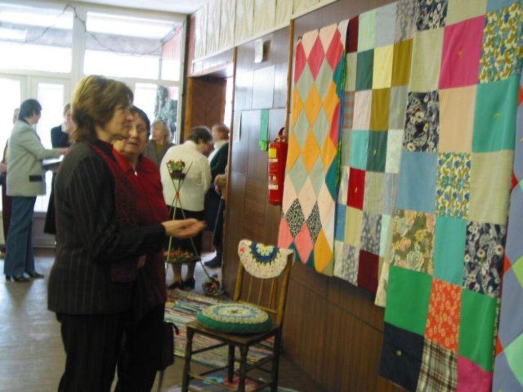 Kaut ziemā kopā strādāts, arī izstādē dāmām bija par ko apspriesties, vērtējot darbus.
Autors: Aivars Zilbers