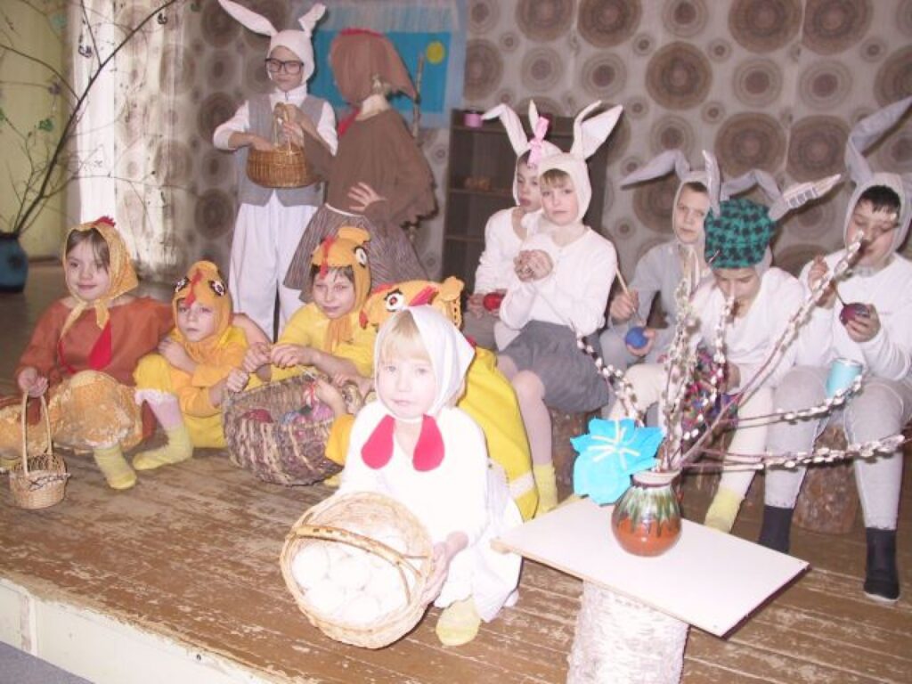 Šie Palsmanes speciālās internātpamatskolas “zaķi” un “vistiņas” Lieldienas svin jau šodien, rādot ciemiņiem pašu iestudētu lugu. 
Autors: Sandra Pētersone