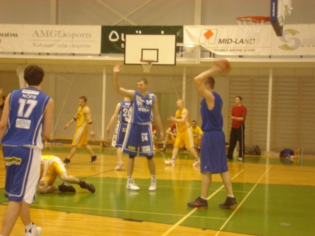 Jau sākumā komandu “Welg II” un “Smiltenes pagasts” spēle izcēlās ar sīvu spēkošanos. Piezīmi izpelnījies igauņu basketbolists.
Autors: Sandra Pētersone