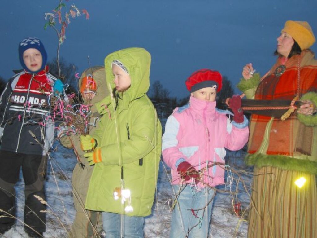 “Ziemeļlatvijas” žurnāliste novēroja, ka mazie kopā ar muzikālo audzinātāju Ritmu Pedeci labprāt un ar interesi piedalījās Lieldienu ieskaņas pasākumā. Vispirms agros “cīrulēnus” nopēra ar egļu zariņiem, lai veselība paliek iekšā, bet slimība bēg projām.
Autors: Inga Karpova