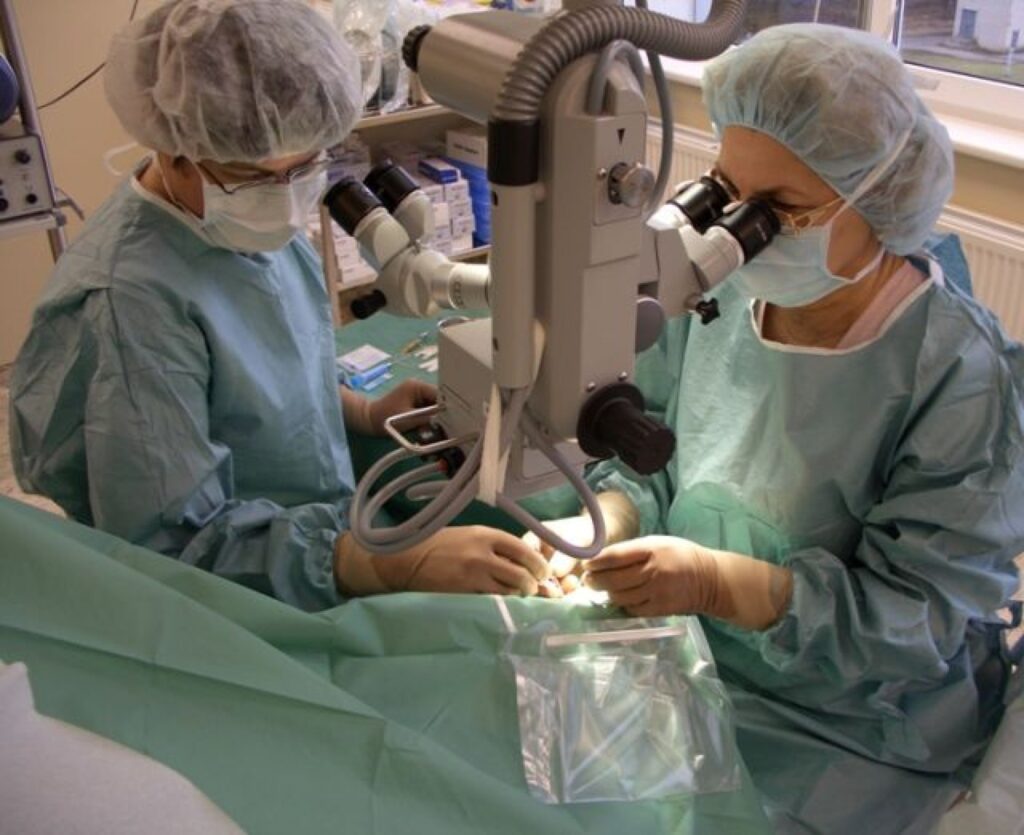 Acu operāciju Vidzemes slimnīcā Valmierā veic Rudīte Putna (no kreisās) un Irīna Beimane. 
Autors: no Vidzemes slimnīcas arhīva