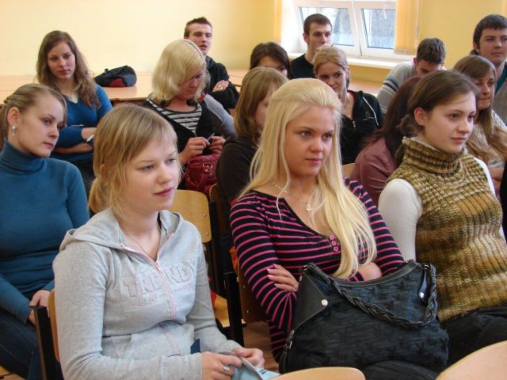 Pavisam drīz jau arī Centra vidusskolas divpadsmitos sagaida studentu dzīve, tāpēc par tās spožajām un ēnas pusēm viņiem pastāstīja skolas absolventi. 
Autors: Santa Sinka