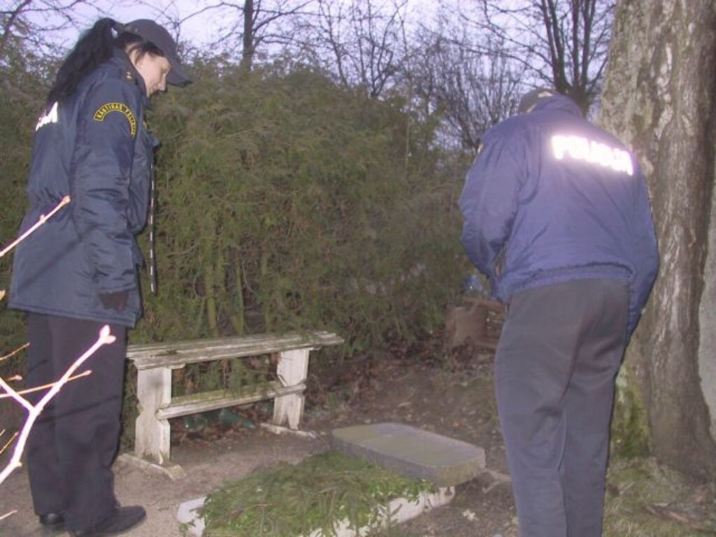 Notikuma vietā operatīvi ieradās policija, apsekojot  izdemolētās kapu vietas.
Autors: Sandra Pētersone