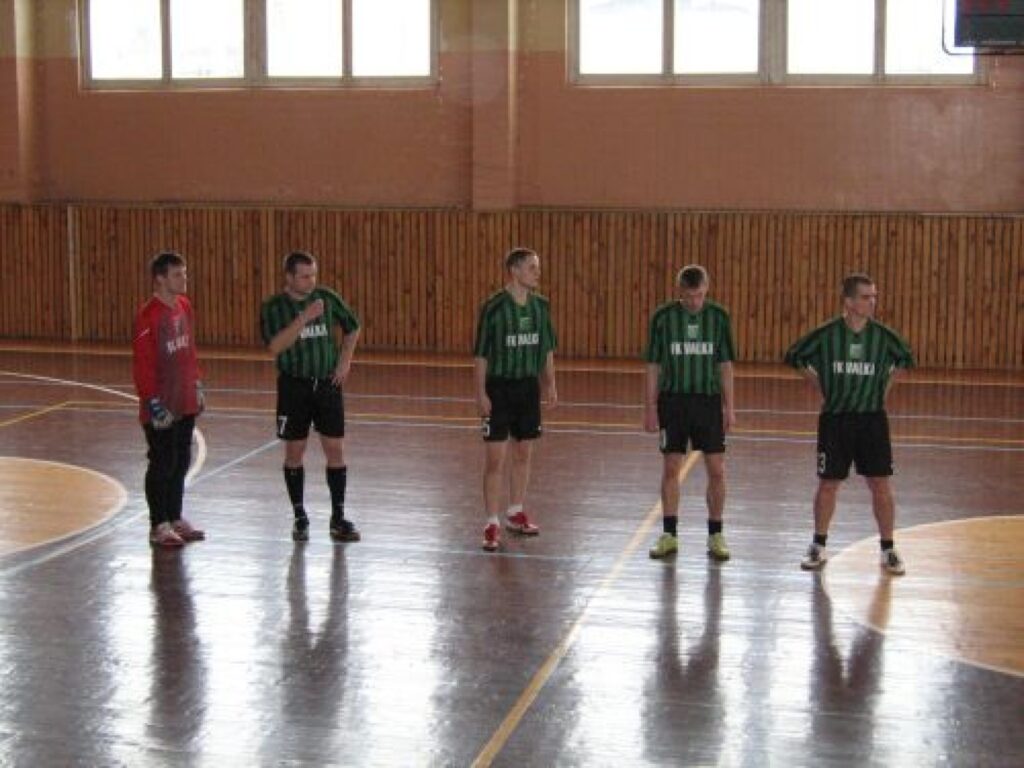 FK “Valka-2” komandā panākumus kaldināja kapteinis Mareks Cibuļskis (no labās), Jānis Jurģis, Ģirts Gromulis, Gatis Rožlapa un uz pārbaudes spēli paņemtais vārtsargs. 
Autors: Ivars Meļķis