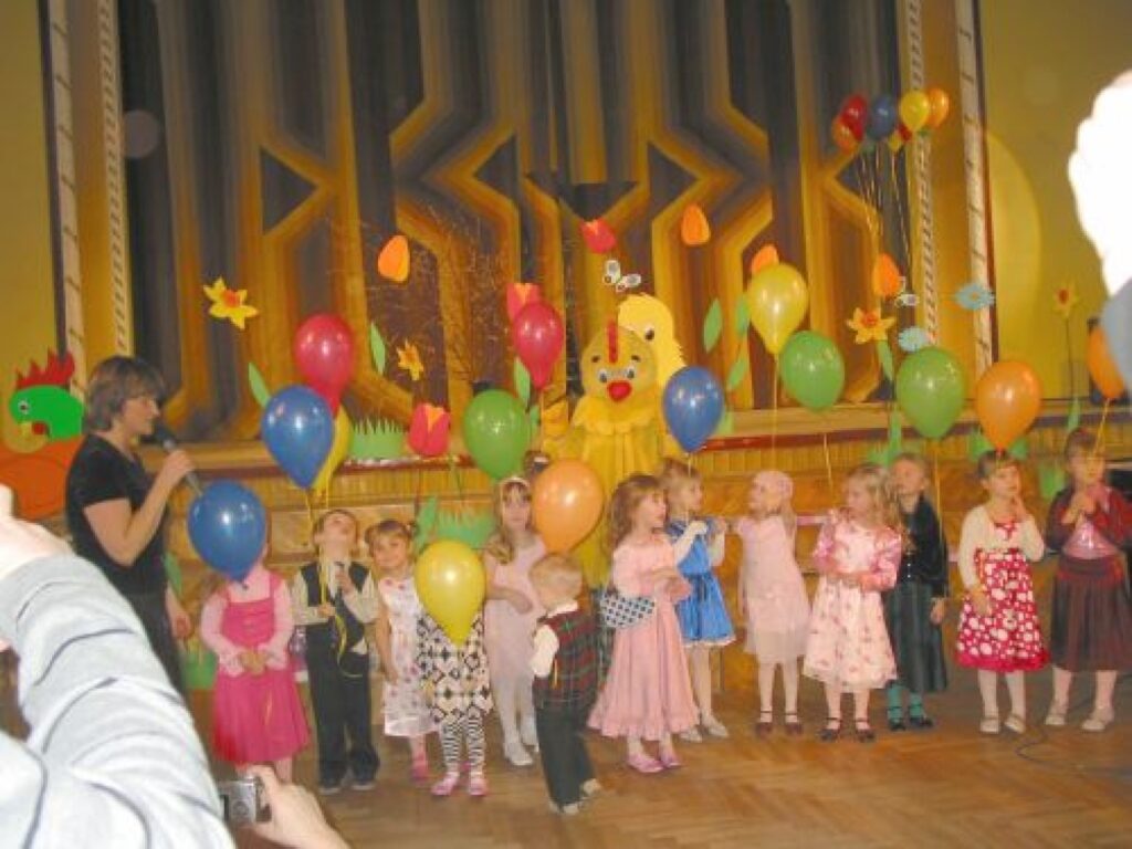 Sestdien Valkas kultūras namā konkursu “Cālis 2008” un “Visi putni skaisti dzied” dalībnieki ne vien dziedāja, bet arī dabūja izkustināt kājas. 
Autors: Inga Karpova