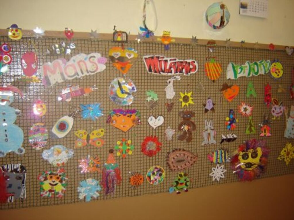 Ne velti brantēniešiem ir sauklis “Sargi sevi”, jo katram skolēnam ir pa vairākiem atstarotājiem – dažiem pie jakas, somas, bet citiem klasē pie sienas.
Autors: Santa Sinka