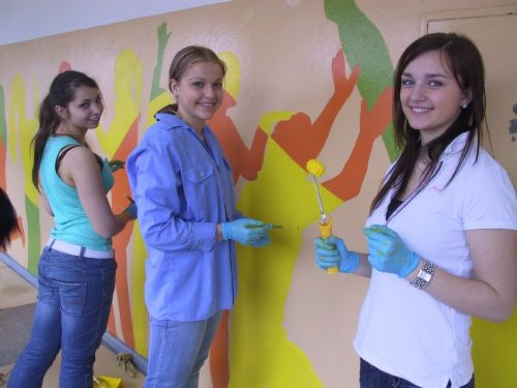  “Tie ir mūsu skolasbiedri,” saka Smiltenes ģimnāzistes Rita Ķergalve (no kreisās), Ilze Saviele un Jana Oļseviča, rādot uz siluetiem, kurus jaunietes izkrāso skolas gaitenī.
Autors: Sandra Pētersone