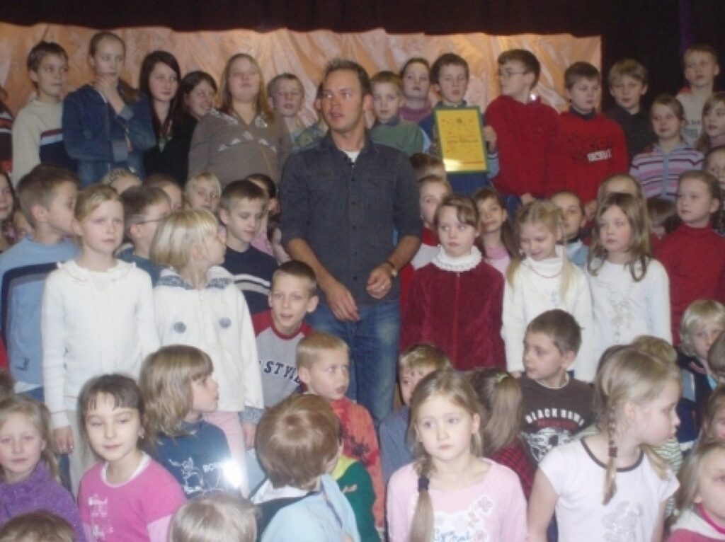 Daudzu skolēnu sapnis piepildījās brīdī, kad kora mēģinājuma laikā pie viņiem ieradās Lauris Reiniks. 
Autors: No personīgā arhīva