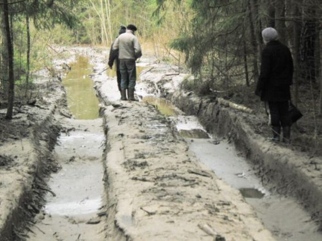 Meža īpašnieki uztraucas, ka tik stipri izjauktu ceļu vairs nevarēs atjaunot. 
Autors: Aivars Zilbers