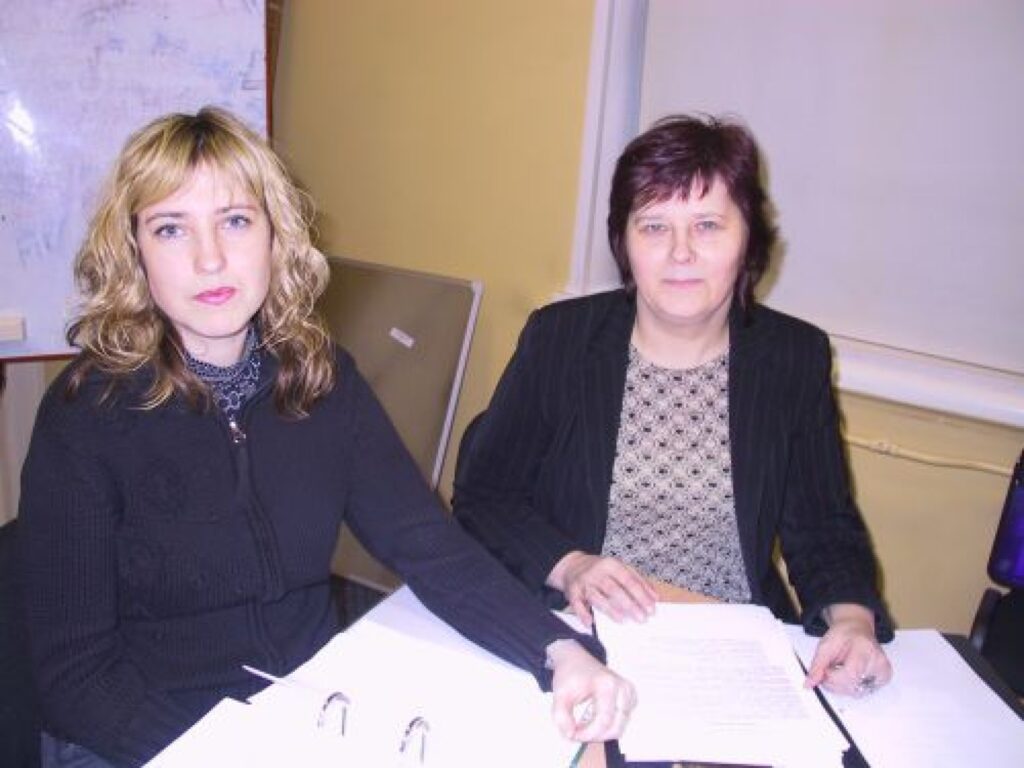 Valkas rajonā ar tiesātiem jauniešiem strādā Valsts probācijas dienesta Valkas teritoriālās struktūrvienības speciālistes Ieva Kalniņa (no kreisās) un Gita Simule.
Autors: Sandra Pētersone