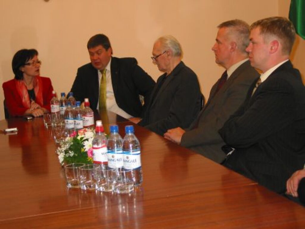 Ekspremjers Aigars Kalvītis (otrais no kreisās) tikās ar domes darbiniekiem, lai pārrunātu politiskās aktuālitātes un gatavošanos pašvaldību vēlēšanām.
Autors: Aivars Zilbers