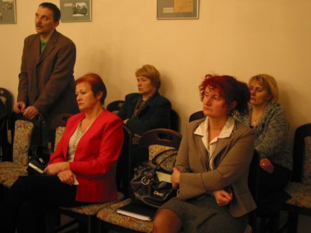 Valkas domes nekustamo īpašumu apsaimniekošanas nodaļas vadītājs Ivo Meļķis sniedz informāciju par to, kas darīts, lai graustu norobežotu no iekļūšanas tajā. 
Autors: Inga Karpova