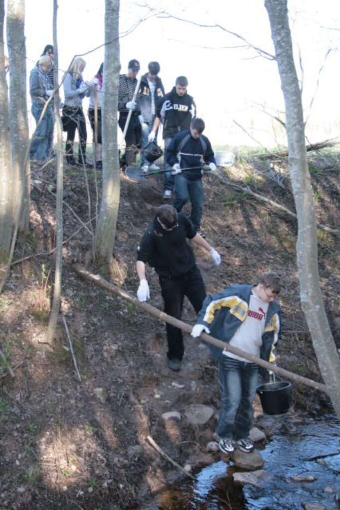Skolēni no Saidas meža stādīšanas talkā piedalījās pirmo reizi. Viņi strādāja ļoti apzinīgi, jo šis darbs patīkot.
Autors: Aldis Dubļāns