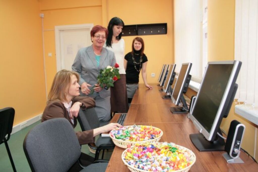 Projekta koordinatore Līga Sovere (no kreisās), domes priekšsēde Velga Graumane, administratores Eva Ancāne un Vivita Polīte ir gandarītas par projekta sekmīgo noslēgumu. Internets tagad pieejams ikvienam.
Autors: Aldis Dubļāns