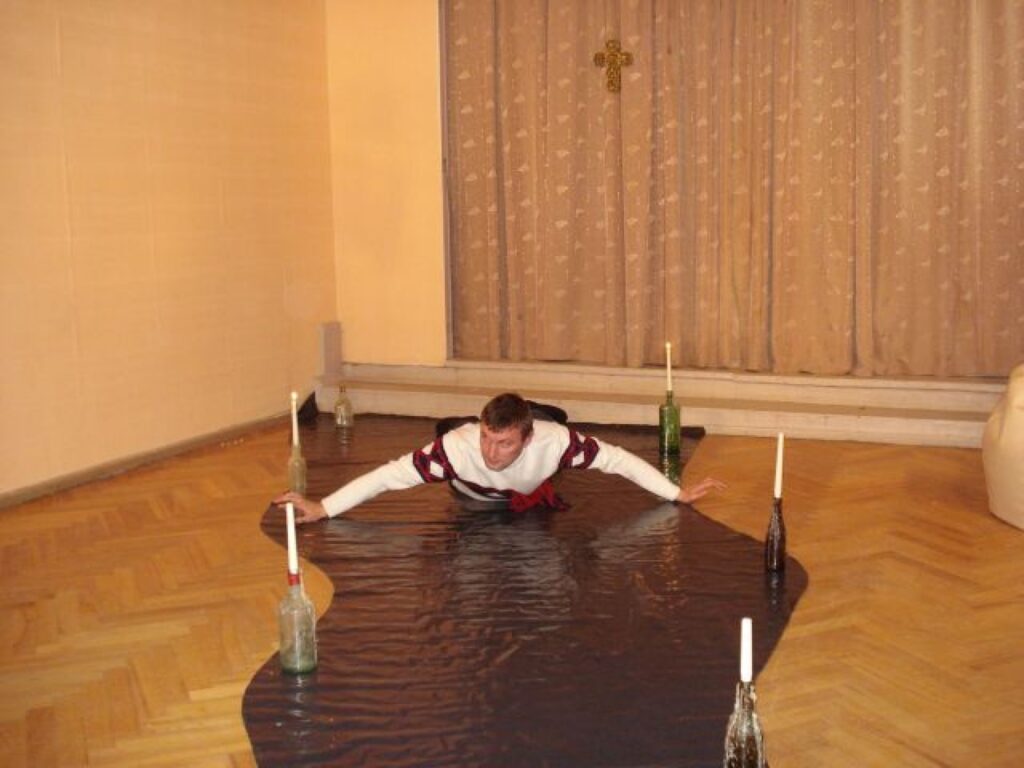 Juris Mencis Aizkraukles mākslas skolas telpās izrādē “Vientulības kaisle”.
Autors: No personīgā arhīva