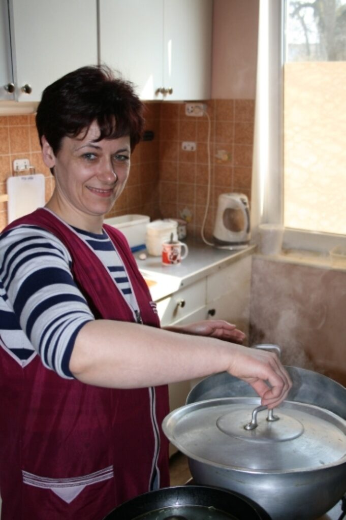 Ludmila Vanaga uzbeku virtuvei vajadzīgās prasmes apguva Vācijā un nu tās popularizē Latvijā. 
Autors: Aldis Dubļāns