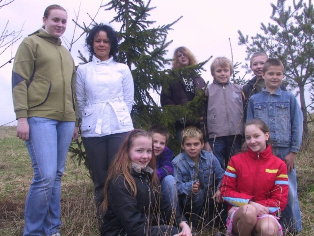 Launkalnes pamatskolas 5. un 6. klases audzinātāja Ramona Moisejeva (otrā no kreisās) secina, ka eglīšu stādīšana bērniem nāk tikai par labu, jo darbs viņiem ir vajadzīgs.
Autors: Sandra Pētersone