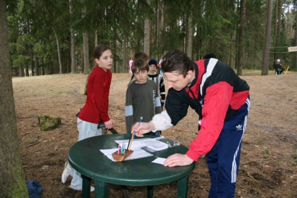 Aldis Galgāns rāda priekšzīmi mazajiem bērniem, ka skriešanai laiku var atrast vienmēr. Šogad viņa grupā ir maza konkurence.
Autors: Aldis Dubļāns
