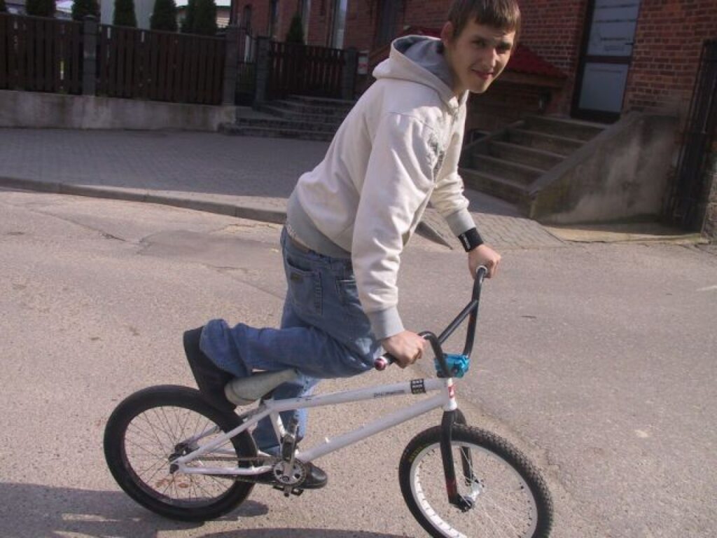 BMX braucējs Kristaps Krēgers brīdina, - lai šādi nobremzētu velosipēdu bez bremzēm, ir vajadzīga strauja reakcija, un mazie puikas to neapzinās. 
Autors: Sandra Pētersone