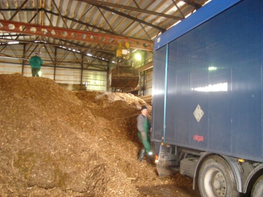 Siltumenerģijas tarifu Smiltenē sadārdzinās arī tas, ka par 40 procentiem dārgāka palikusi šķelda. Tas ir galvenais kurināmais, no kura siltumu ražo akciju sabiedrība “8CBR”.
Autors: Sandra Pētersone