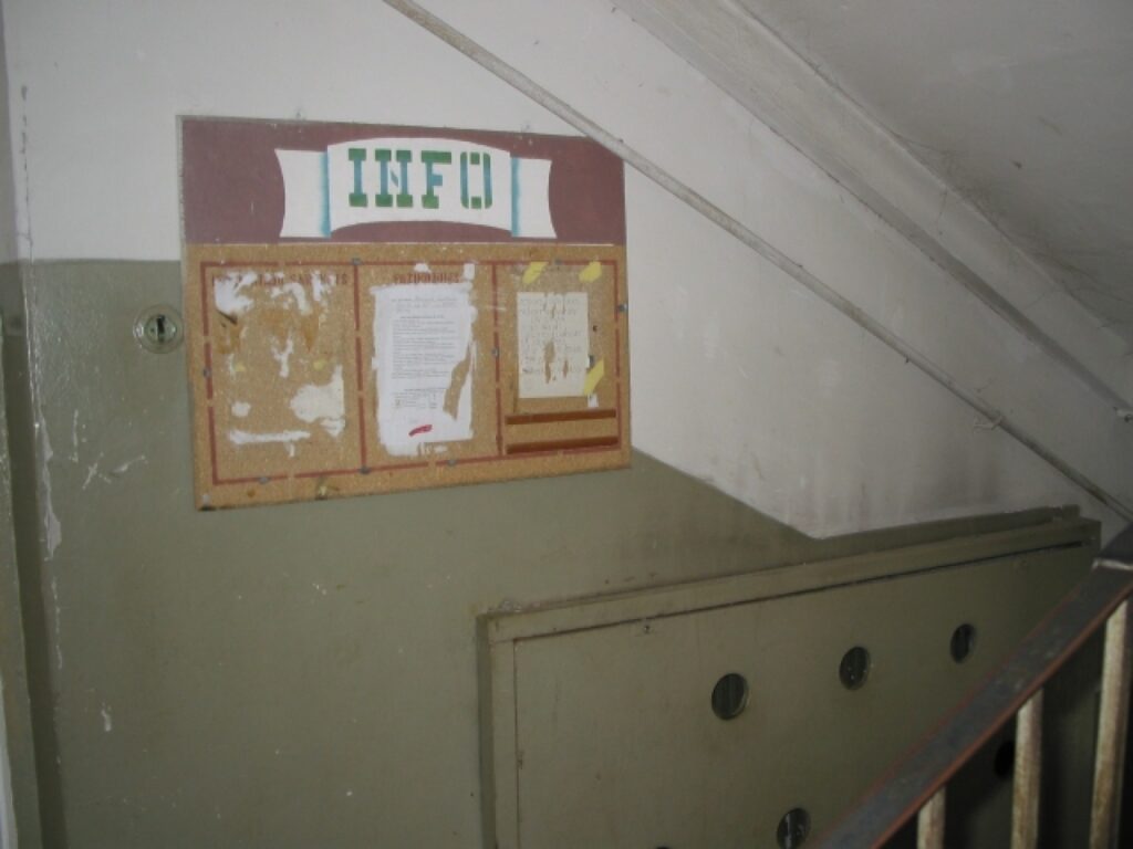  Daudzviet Valkas daudzdzīvokļu namu kāpņu telpās šāds skats nav retums – sienas nolupušas, netīras, informācijas dēlis noplucis un sen vairs nepilda savas paredzētās funkcijas. 
Autors: Inga Karpova