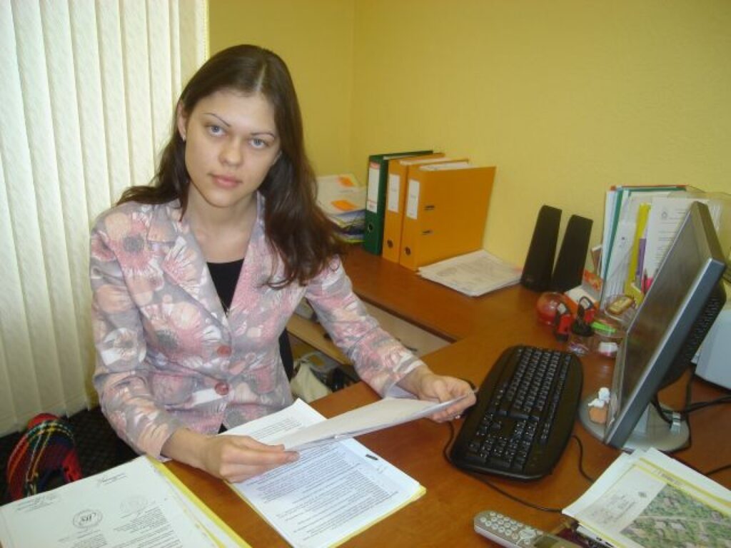 Lai pie durvīm nezvanītu tiesu izpildītāji, Smiltenes pilsētas domes juriste Sanita Mickeviča aicina iedzīvotājus un firmas pašiem nomaksāt nekustamā īpašuma nodokļa parādus.
Autors: Sandra Pētersone